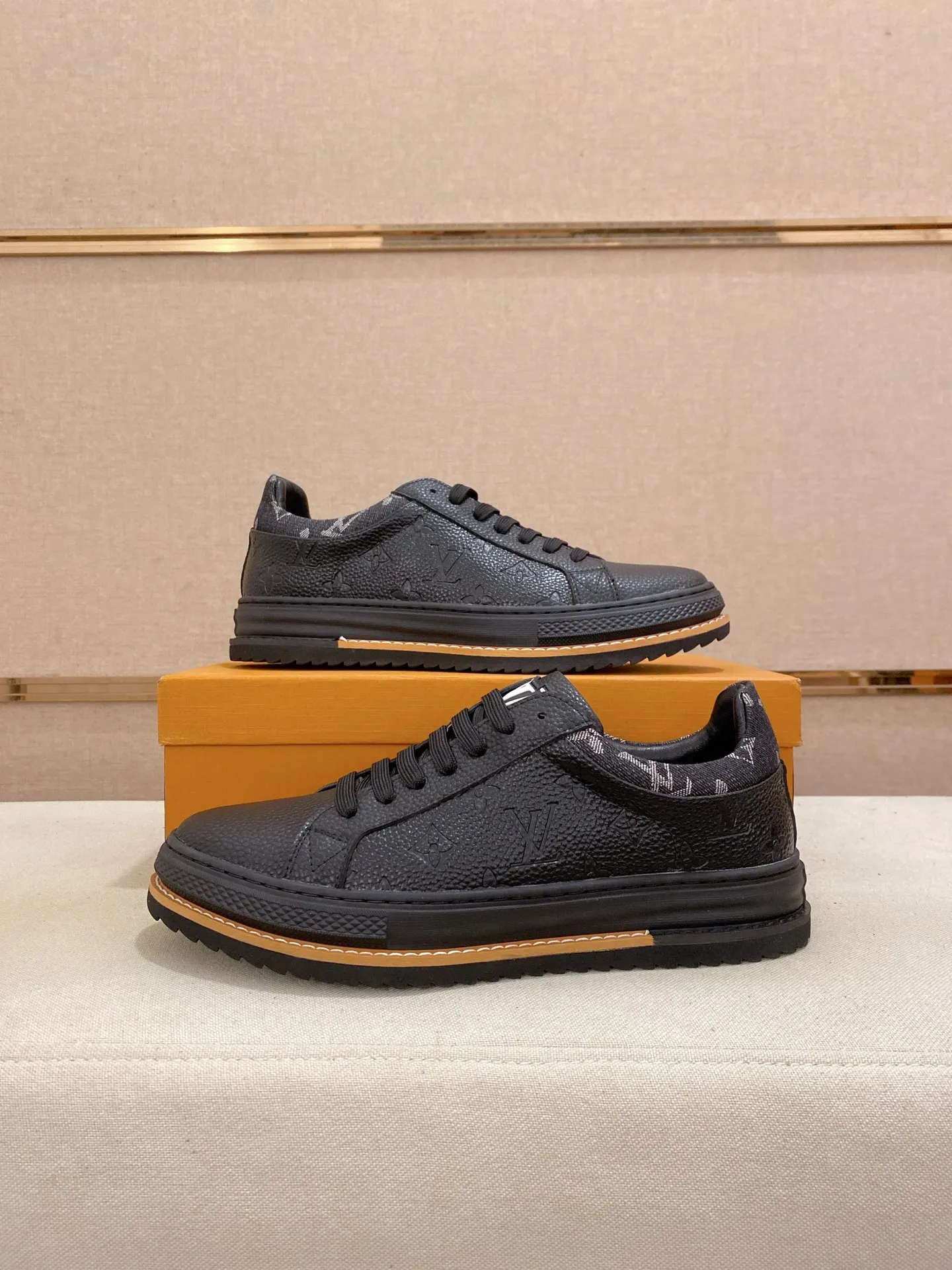 Men's shoes💰 420💰louis vuitton (Louis Vuitton/lv)🔍🔍The new counters are on sale at the same time. The uppers are imported from Italy. ⃣️Re-engraved🇮🇹💪💪, ⚠Sole: The original sole is specially provided by the original factory, the exclusive movable molded sole is super comfortable, ⚠Original and single goods 🔍high quality, you can enter and leave the counter at will, welcome to compare⚠. Code number: 38-44 (45/customized, non-refundable)
